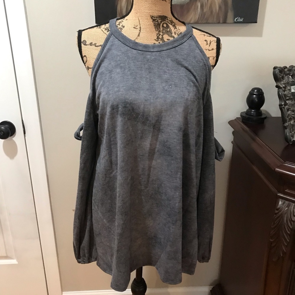 ▪️143 Cold Shoulder Top